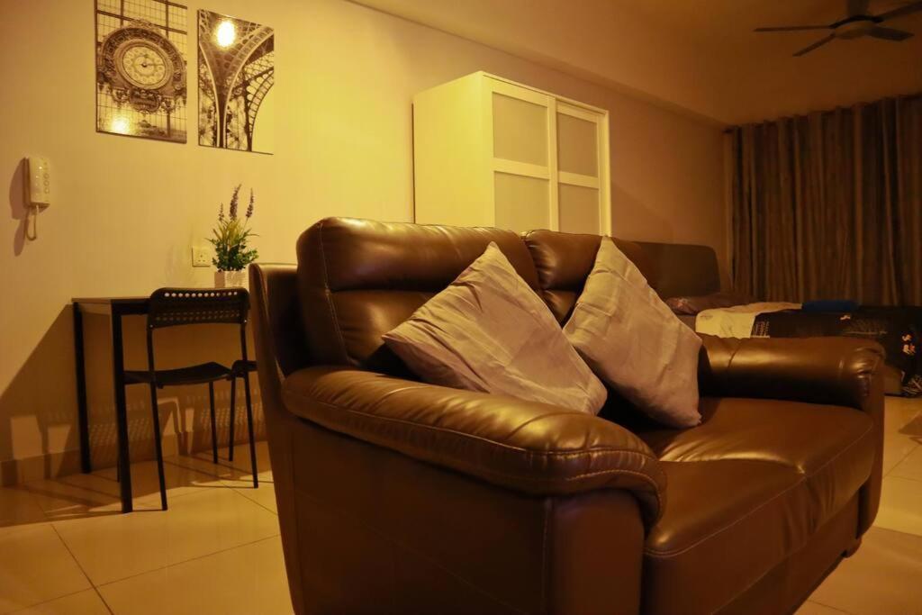 Work From -no Overnight -9am-6pm -same Day Checkout-wi-fi-netflix-parking-pool * Cyberjaya