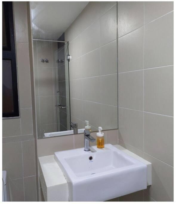 Work From -no Overnight -9am-6pm -same Day Checkout-wi-fi-netflix-parking-pool Apartment